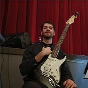 Insegnante di chitarra con anni di esperienza, impartisce lezioni a Milano a prezzi modici. Diplomato presso Civici Corsi di Jazz